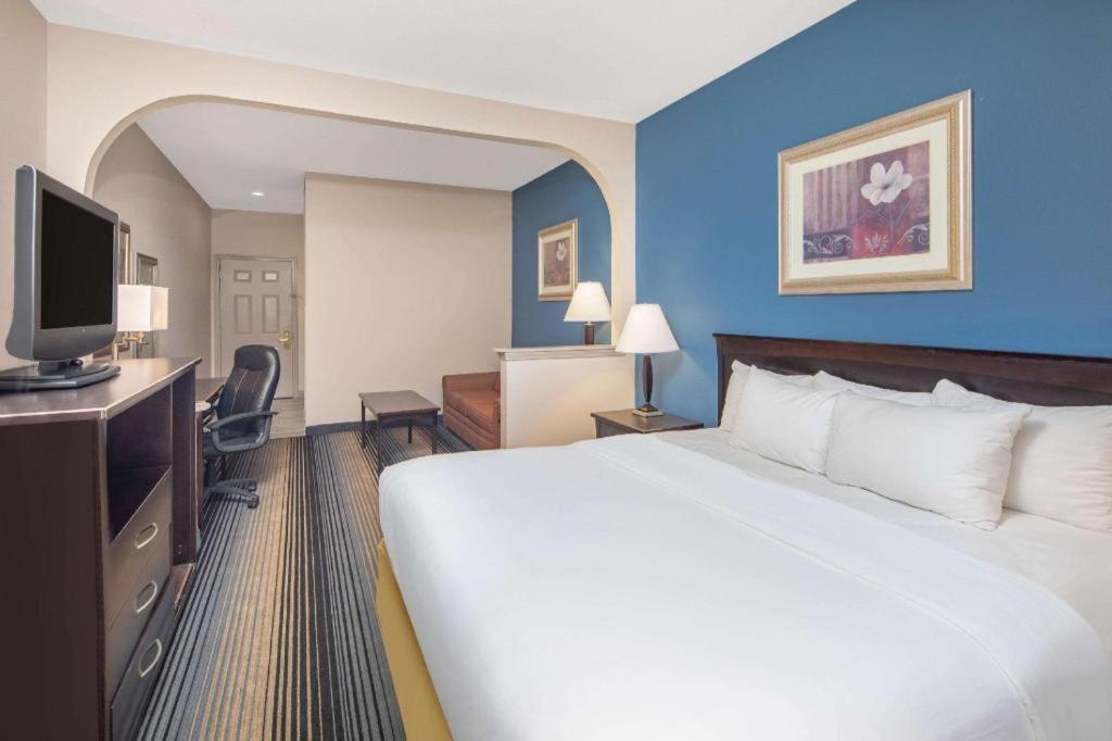Baymont By Wyndham Laurel Hotel Exterior foto